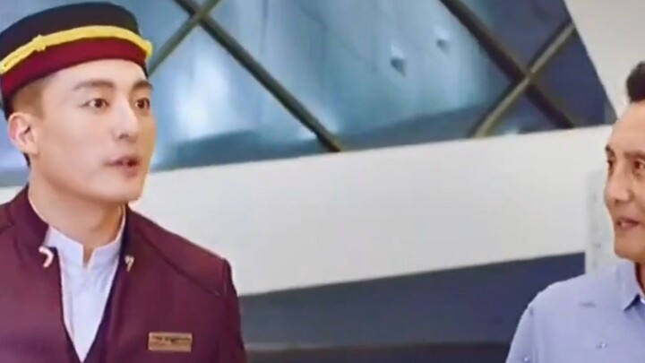 Chàng lễ tân giúp ông lão xách túi miễn phí, nào ngờ ông lão chính là chủ tịch tập đoàn – ngay lập t