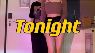 คู่รักแสดงเพลงคู่ Tonight ที่เย้ายวนใจ พร้อมเปิดไฟให้สว่างขึ้นเพื่อสร้างบรรยากาศเย้ายวนใจ