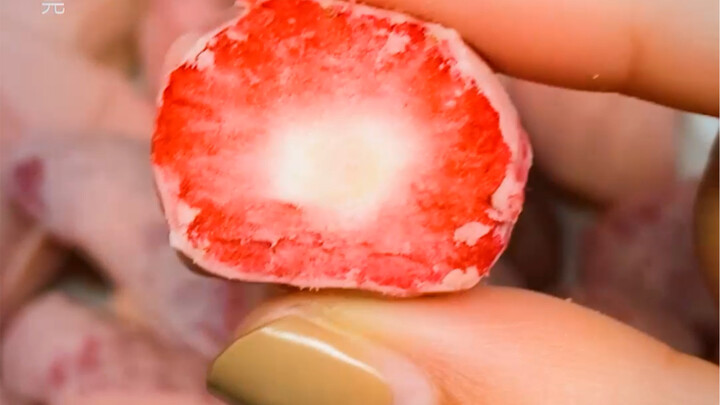 حان الصيف، فراولة مقرمشة ولذيذة حلوة وحامضة، تم تجميدها لتعطيك تجربة فراولة مميزة ومتعددة الطبقات عل