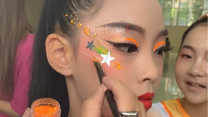 啦啦操的化妆过程