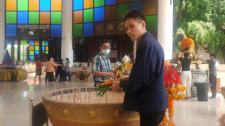 ปิดทองหน้าพระ