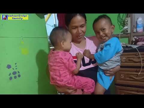 VIDIO LUCU AKIFA BERMAIN DI RUMAH SAMBIL MENYAPA TEMAN