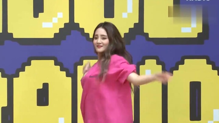 عضوة GIDLE التايلاندية ميني تظهر بمفردها في برنامج تلفزيوني، وأداءها المنفرد لأغنية "Senorita" يشع ج