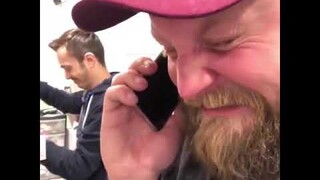 英国大叔假装打电话，“不小心”泄露了自己的惊天秘密，路人们一副吃到惊天大瓜的表情