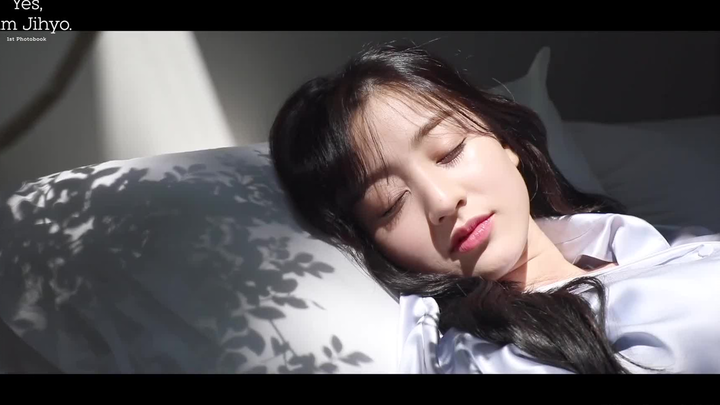 [TWICE Chinese Subtitles] I'm the Oil Queen – Behind-the-Scenes Footage