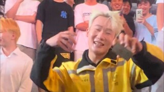 Wang Bian seems to be delivering food, but he is actually touring the country😂