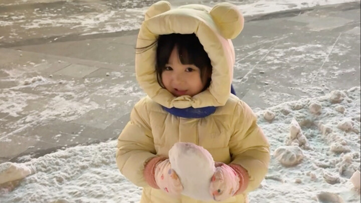 Bisa main adu bola salju sama putriku itu bahagia banget～