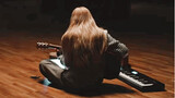 Rosé playing and singing Hope Not