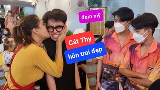 DIVA Cát Thy quặm trai đẹp 19 tuổi cười bể bụng - Ẩm thực Cha Rồng