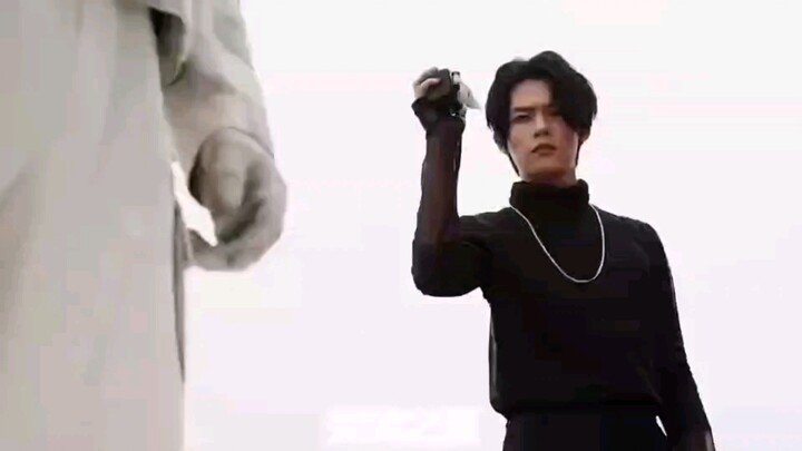 When the holy White Feather loses hope, Black Feather will appear behind him to protect him.