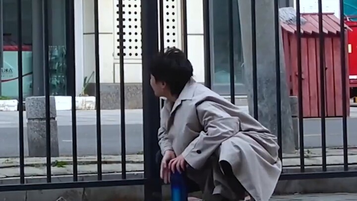 ฉันกำลังดื่มน้ำอยู่ฝั่งนี้ของรั้วและฉันก็อิจฉาคนคนนั้น เมื่อคนคนนั้นเดินมา ฉันก็เดินอ้อมเขาไป