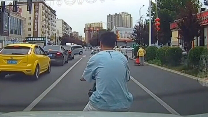 怪我把车开到你家客厅了……