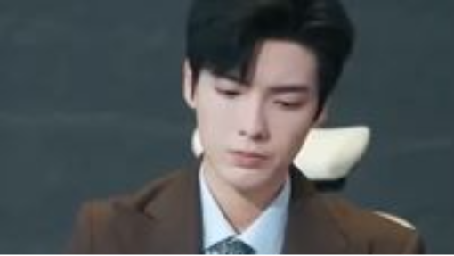 เค้าสร้างตัวขึ้นมาจนเป็นมหาเศรษฐีที่มีเงินและอำนาจ เพื่อใช้ตามหาเธอที่เป็นรักแรกที่ช่วยชีวิตเค้า