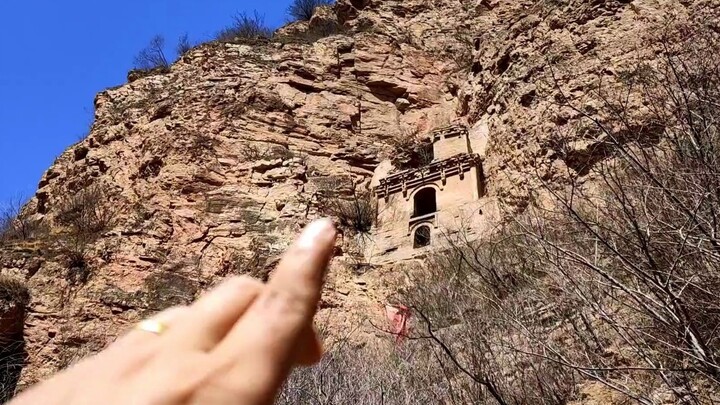 A Taoist temple from the Tang Dynasty was discovered on a cliff. It has been abandoned and how it wa