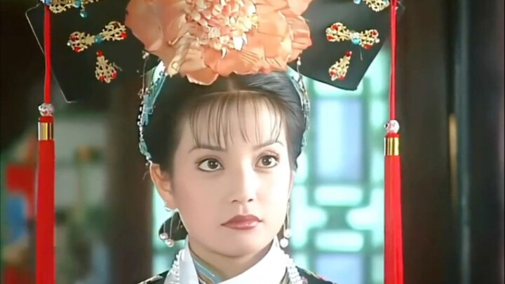 Lần đầu tiên Tiểu Yến Tử mặc trang phục cung đình, trông không hề giống diễn mà quá chân thực, y hệt