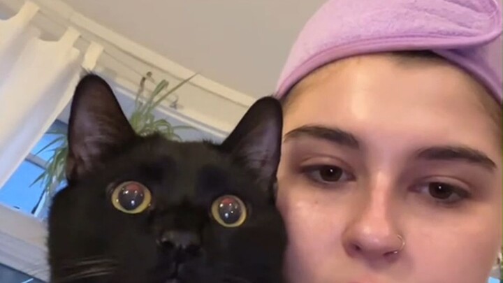The young lady who has a black cat: This thing has an empty head, if you don’t believe me, just look