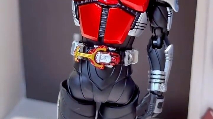 Điểm dừng chân đầu tiên của cửa hàng mới là tặng miễn phí 50 tác phẩm điêu khắc xương thật Bandai SH