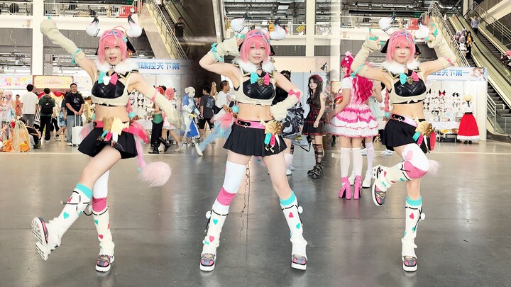 Cosplay sebagai Varesa dan menampilkan tarian susu di konvensi komik!