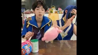 唐三怎么这么大了还抢唐舞麟的玩具啊 #斗罗大陆#唐三#小舞