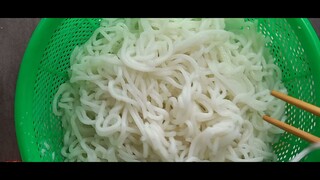 mưa râm râm .nấu nồi bún măng chua cay .ăn ấm lòng