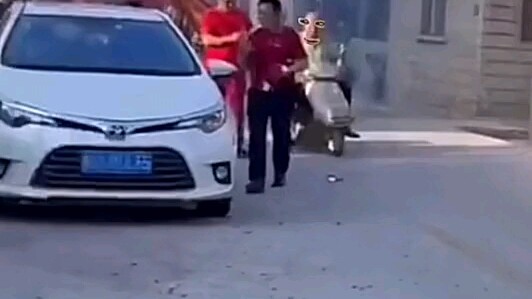 مفرقعات بعشرة يوانات، ليش هو بيلعب بتسعة وخمسين سنتاً؟ مضحكة!