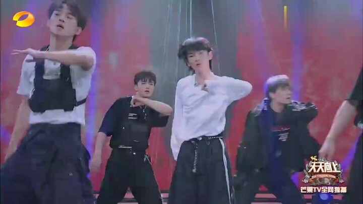 R1SE put on a dance show together, with Zhou Zhennan leading the dance, and all the members were so 