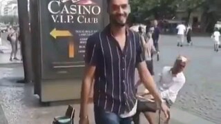Lihat betapa takutnya anak itu hahahahahahahaha
