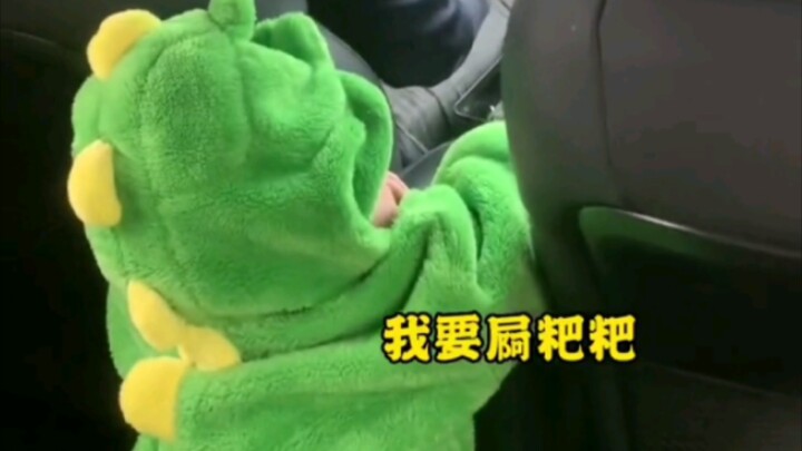 Anak-anak, tunggu sebentar, pom bensin ada di depan.