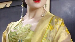 Ngay cả khi đội bông hoa to trên đầu, trông cô ấy cũng không hề quê mùa chút nào. Khí chất và vóc dá