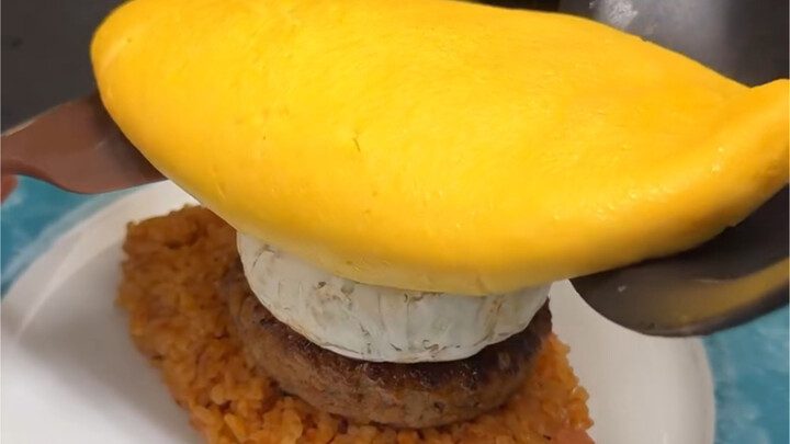 Trứng bọc cơm vô địch: Nguyên khối phô mai Brie + patty hamburger