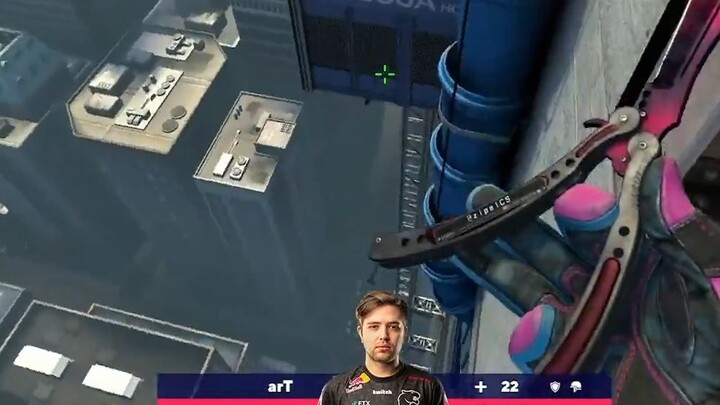 Saudara Seni Melompat Berputar dari Gedung untuk Menghindari Kerusakan