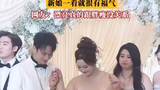 Tại lễ cưới, cô dâu chú rể chụp ảnh lưu niệm cùng bạn bè; nhìn cô dâu là biết ngay là người rất có p