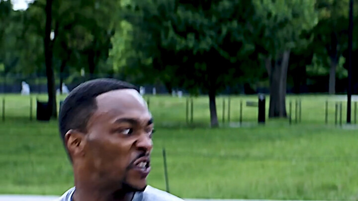 队长：嘿！在你左边