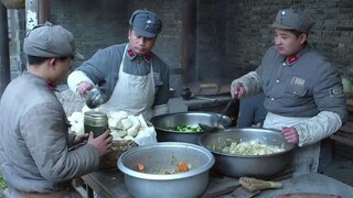 那个年代的部队，炊事班竟然有电饭锅和不锈钢盆
