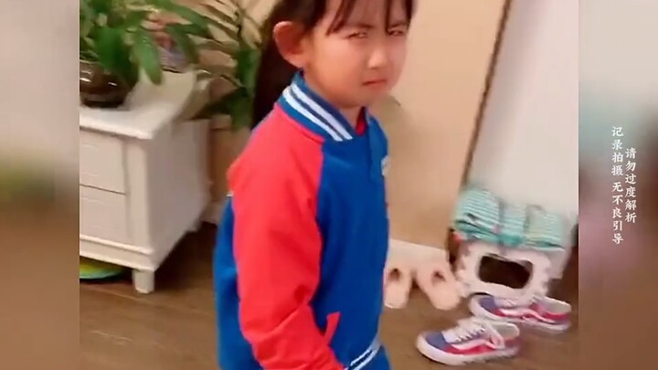 Lòng bàn tay hay mu bàn tay cũng đều là thịt, sao cứ phải người lớn nhường người nhỏ? Đặt một bát nư