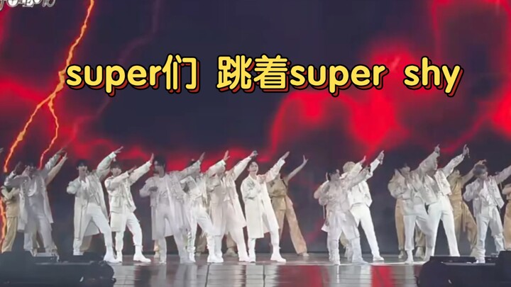 Seluruh anggota SEVENTEEN menari lagu Super Shy