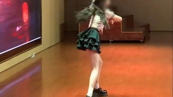 يختبئ جانبًا لتصوير الفتاة الرقيقة وهي ترقص سرًا