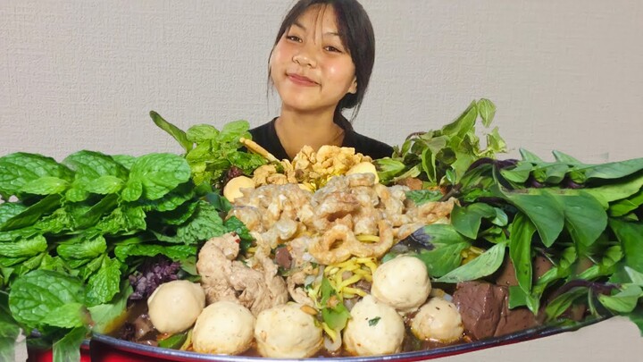 ก๋วยเตี๋ยวหมูน้ำตกชามยักษ์ แคปหมูกรอบๆ | เตย พาแซ่บบ