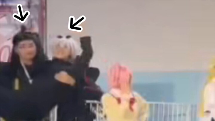 Tôi rất phấn khích và nhìn thấy Gojo Satoru được Công chúa Xia Youjie ôm và lao vào một điệu nhảy ng