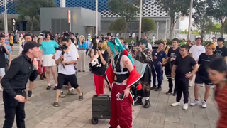 ［官方删除视频］老外漫展骚扰各位女COS老师，被一顿英语输出爆爽！！！！