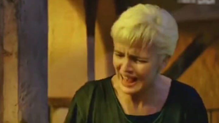 The kidnapper was about to tear off the bath towel of the beautiful woman. He thought Uncle Long wou