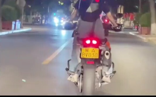 Gadis pengendara motor ini imut banget—cara naik dan turun motornya malah bikin teringat gaya naik s
