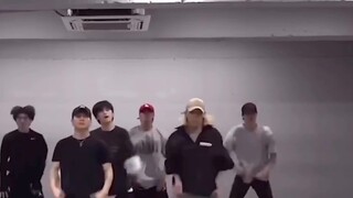 Dia benar-benar mampu merekam demo koreografi untuk boy band perusahaan besar pada usia 14 tahun!?