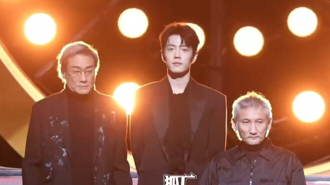 卧槽，谁懂！！！左边是7次影帝的梁家辉，右边是中国影史票房最高导演徐克，中间是肖战，完美的组合 ！！！