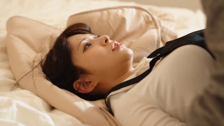 Cewek Cantik Yang di paksa Tiduran oleh Pria