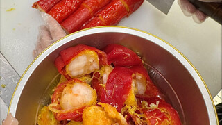 Pelayan toko: Kamu orang pertama yang datang mengambil sisa bahan...