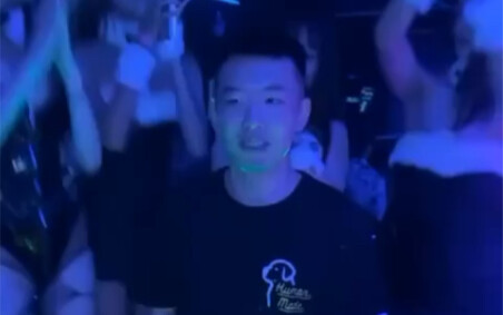 ที่เคทีวีห้ามถ่ายรูปนะ หนุ่มหล่อขี้อายจัง หนุ่มเนิร์ดจะตื่นแล้วเหรอ?