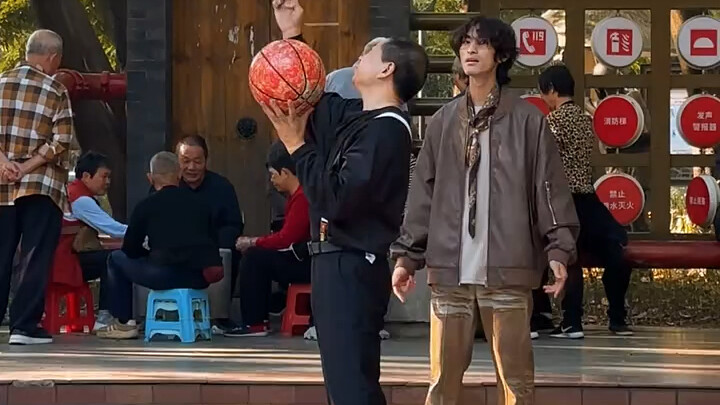 Đang ở công viên thì thấy ông cụ nhảy bước không gian, định lại gần chỉ cho ông cách làm, ai ngờ…