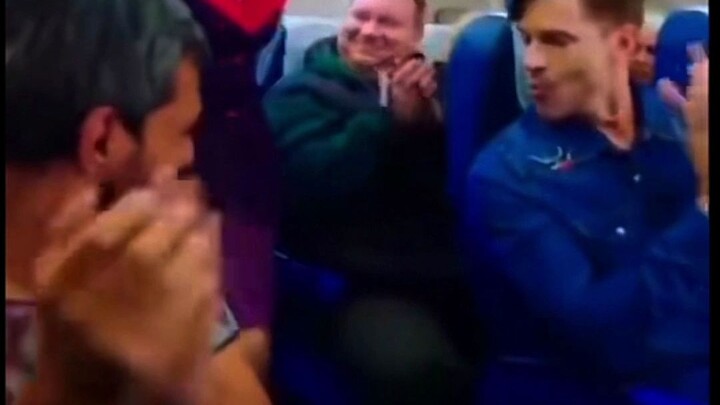 Khoảnh khắc hài hước nổi tiếng tập 16 – Anh cả: Từ giờ trở đi, tao sẽ không bao giờ ngủ trên máy bay