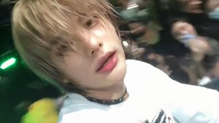 22 دقيقة لجمع 10 آلاف إعادة تغريد! ماذا يحدث عندما يأخذ المحبوب هاتف معجبيه للتقاط صور سيلفي خلال جو